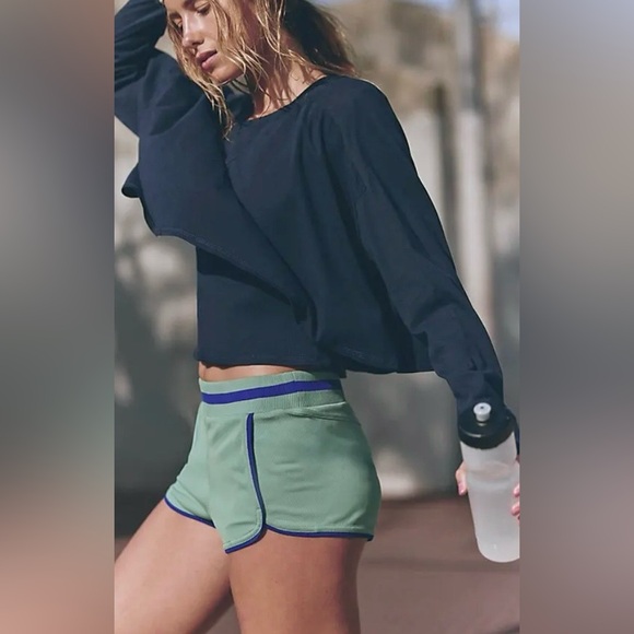 NWOT FREE PEOPLE MOVEMENT STAY WITH IT LAYER TOP - Picture 3 of 3